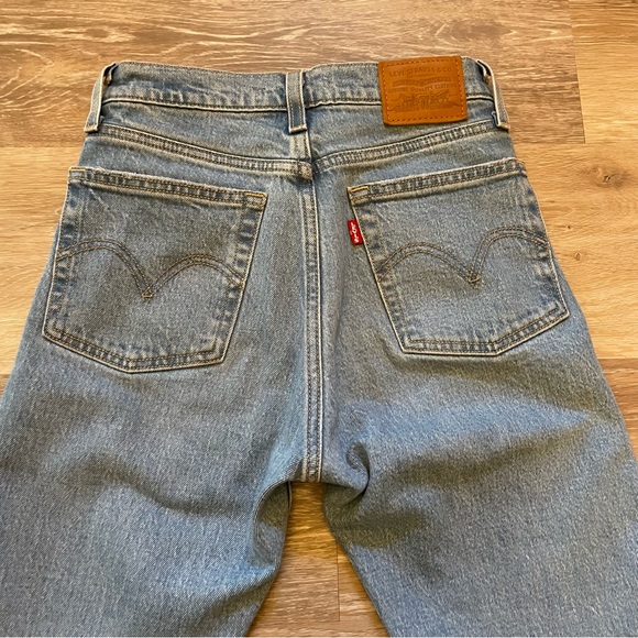 Levi’s Wedgie Straight Light Wash Denim Jeans with Raw Hem size 23 - Picture 9 of 17